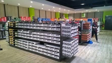 Présentoir Seiller fabricant PLV : Aménagement de magasin en métal pour magasin de chaussures salesiani