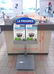 Devant de caisse en métal pour journaux LE PROGRES